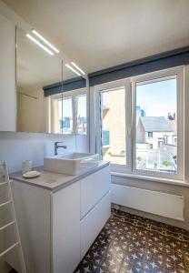 Ванная комната в O-Sea House: herenwoning in Belle Epoque wijk te Oostende
