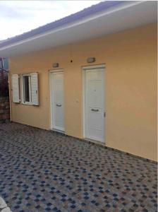 a room with two white doors and a wall at Cozy Home in Klitoria