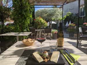 Zahrada ubytování Hôtel Le Pradet