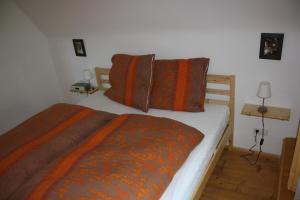En eller flere senge i et værelse på Bioweingut Schmidl Rosenstöckel