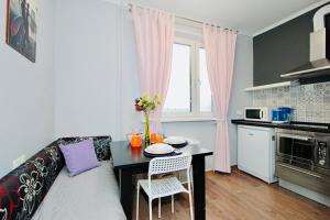 モスクワにあるKvartiraSvobodna - Apartment at Gerasima Kurinaのリビングルーム(テーブル付)、キッチン