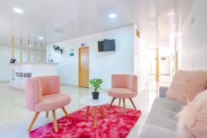 Hotel Tu Casa Bambú في فاليدوبار: غرفة معيشة مع كرسيين وأريكة