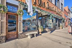 une rue avec un banc devant un magasin dans l'établissement Downtown Condo Walk to Shops and Restaurants!, à Laramie