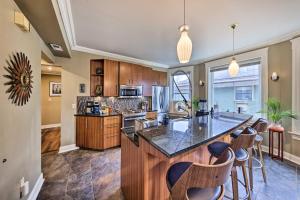 Η κουζίνα ή μικρή κουζίνα στο Unique Kansas City Apartment about 3 Mi to Downtown!