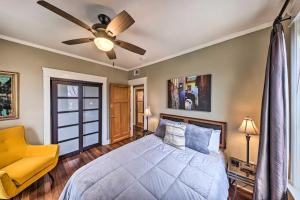 Ένα ή περισσότερα κρεβάτια σε δωμάτιο στο Unique Kansas City Apartment about 3 Mi to Downtown!