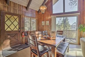 uma sala de jantar com uma mesa de madeira e cadeiras em Quaint Cabin Retreat about 4 Mi to Arrowhead Lake em Lake Arrowhead