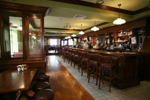 a restaurant with a bar with wooden tables and chairs at Hotel Newport in Newport