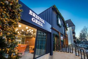 Un albero di Natale davanti a un negozio di Bristol Hotel and Spa Bakuriani a Bakuriani