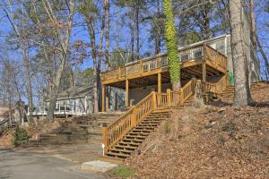 Gallery image of Indigo Cottage with Deck on Lake Arrowhead! in Waleska