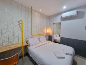Un pat sau paturi într-o cameră la Super OYO Capital O 90874 Millenium Inn 2