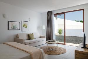 Postel nebo postele na pokoji v ubytování Villas Altos de Lanzarote + 37 fotografií