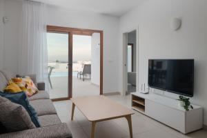 TV a/nebo společenská místnost v ubytování Villas Altos de Lanzarote