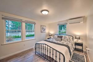 ein Schlafzimmer mit einem Bett und zwei Fenstern in der Unterkunft Redmond Farmhouse on 2 Acres with Deck and Grill! in Redmond