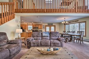 Gallery image of Family-Friendly Poconos Chalet with Fireplace in Hamlin