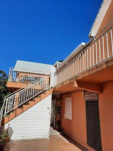 En balkong eller terrasse på GÎTE Le Calou Pilon
