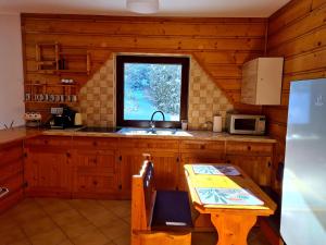 cocina con fregadero y ventana en Forest House en Lubomierz