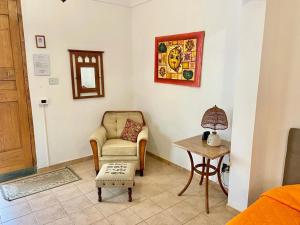 ガラティーナにあるCasa di Marcoのリビングルーム(椅子、テーブル付)