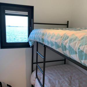 Ένα ή περισσότερα κρεβάτια σε δωμάτιο στο Welcome in - Houseboat Earrebarre aan het Sneekermeer met dakterras, prachtig uitzicht