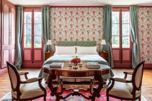 En eller flere senge i et værelse på Chateau de la Villedubois