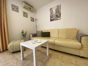 Posezení v ubytování ANITA A 25 Apartment Pool View SUNNY BEACH