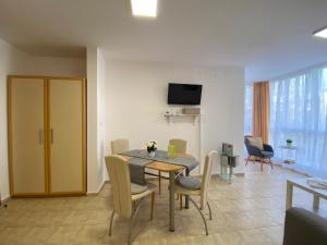 TV a/nebo společenská místnost v ubytování ANITA A 25 Apartment Pool View SUNNY BEACH