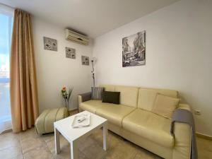 Posezení v ubytování ANITA A 25 Apartment Pool View SUNNY BEACH