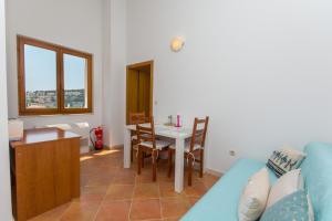 een woonkamer met een tafel en een blauwe bank bij MODERN APARTMENT WITH SEA VIEW in Dubrovnik