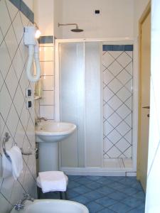 Et badeværelse på Stromboli Central Family Apartment - 3 Double Rooms