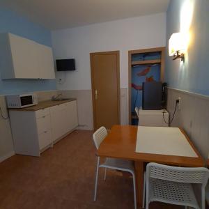 Una cocina y un comedor con mesa y sillas. en Hostal Oporto, en Madrid