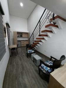 uma sala de estar com uma escada numa casa em Apartahotel Boutique Central em Bogotá