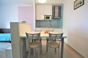Kuchyň nebo kuchyňský kout v ubytování Apartments Adria