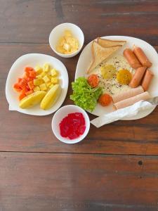 ミリッサにあるChaya Mega Hostelの卵野菜2皿付きテーブル