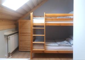 Poschodová posteľ alebo postele v izbe v ubytovaní Apartamenty-Obok