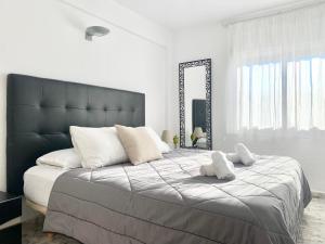 A bed or beds in a room at Apartamentos Zaragoza Még 37 kép