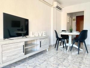 A television and/or entertainment centre at Apartamentos Zaragoza