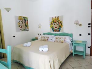 מיטה או מיטות בחדר ב-Stromboli Central Family Apartment - 3 Double Rooms