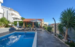 Bazén v ubytovaní Stunning View Apartment with pool alebo v jeho blízkosti