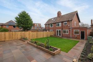 51 Main Avenue Luxurious Modern York House with Garden & Parking Pass the Keys外面的花园