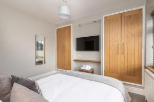 51 Main Avenue Luxurious Modern York House with Garden & Parking Pass the Keys的电视和/或娱乐中心
