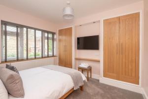 51 Main Avenue Luxurious Modern York House with Garden & Parking Pass the Keys的电视和/或娱乐中心