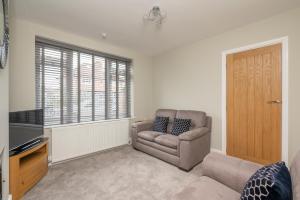 51 Main Avenue Luxurious Modern York House with Garden & Parking Pass the Keys的休息区