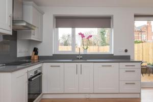 51 Main Avenue Luxurious Modern York House with Garden & Parking Pass the Keys的厨房或小厨房