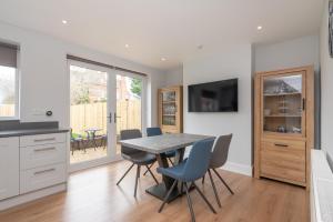 约克51 Main Avenue Luxurious Modern York House with Garden & Parking Pass the Keys的配有桌椅的厨房和餐厅