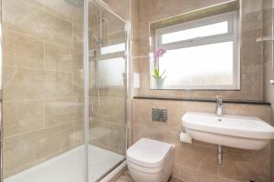 约克51 Main Avenue Luxurious Modern York House with Garden & Parking Pass the Keys的配有马桶、水槽和淋浴的浴室 更多22张照片