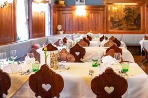 Reštaurácia alebo iné gastronomické zariadenie v ubytovaní Hotel Lebzelter