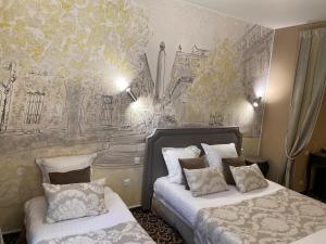 Postel nebo postele na pokoji v ubytování Hôtel des Augustins