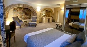 Postel nebo postele na pokoji v ubytování Hôtel des Augustins