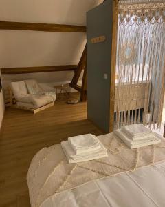 Postel nebo postele na pokoji v ubytování La Charmeraie : gîte de charme, piscine et spa