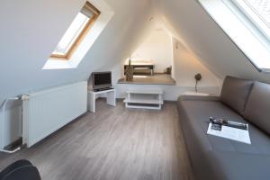 sala de estar con sofá y espejo en Unser Haus en Norderney