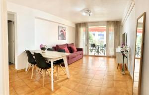 A seating area at Apartamentos Zaragoza